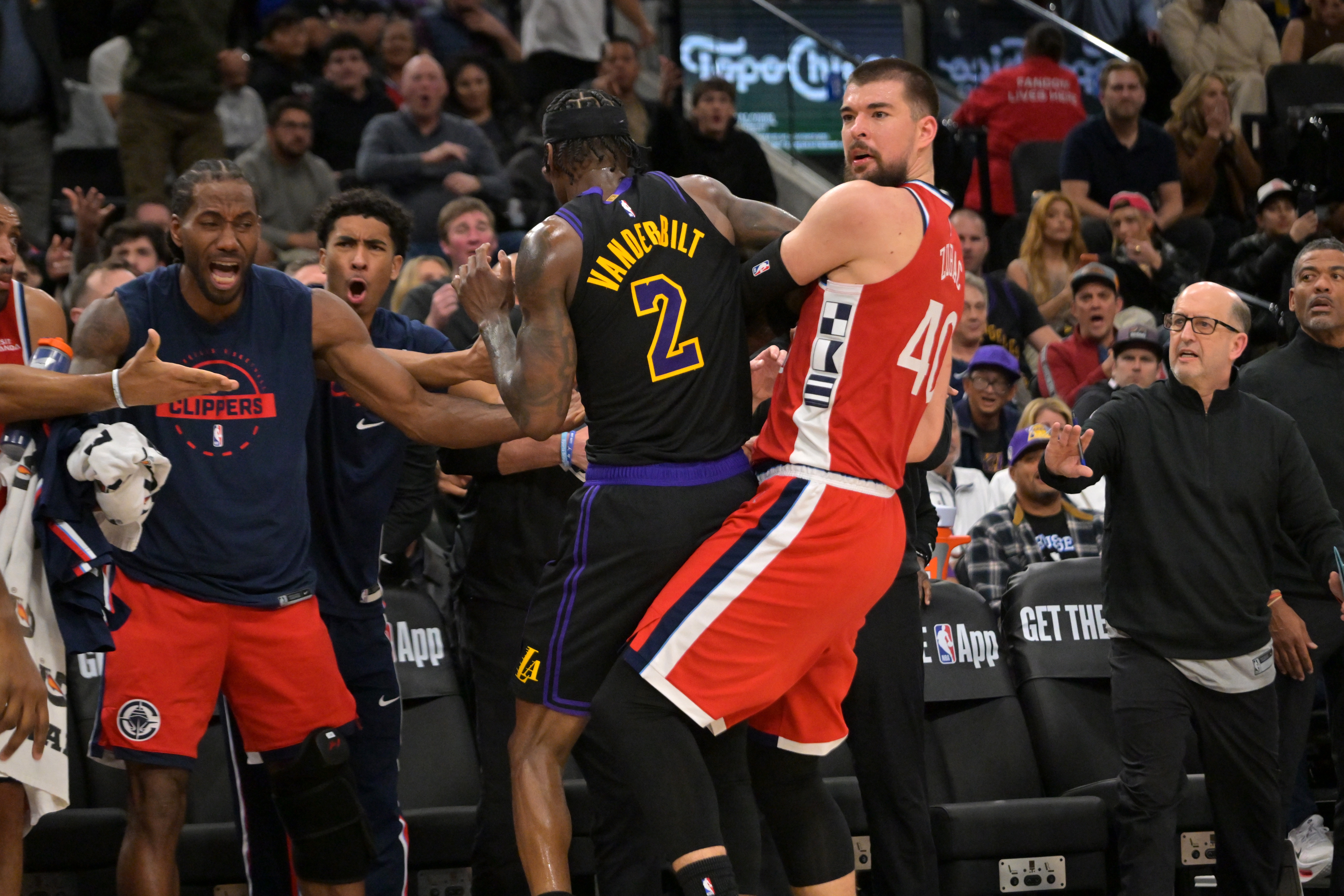 开云下载-机器人都急了！范德彪&amp;祖巴茨冲突时 情绪稳定的小卡难得面目狰狞