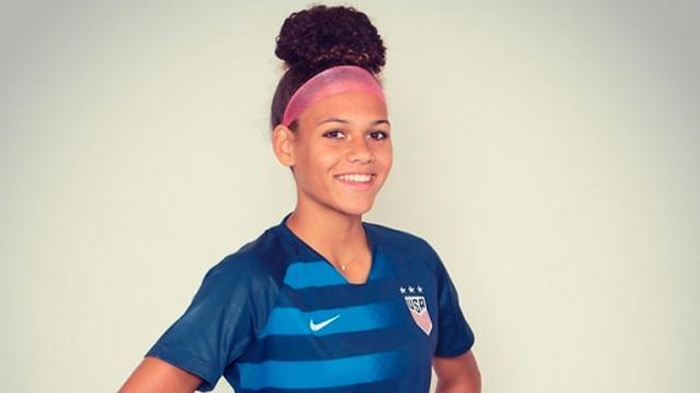 1610695604595017944.jpg 开云APP-篮板王罗德曼的女儿踢足球 18岁成NWSL最年轻新秀