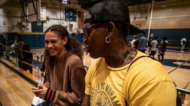 1610695620990022157.jpg 开云APP-篮板王罗德曼的女儿踢足球 18岁成NWSL最年轻新秀